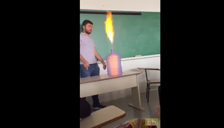 Un professeur fait une petite expérience avec une bouteille et du feu !
