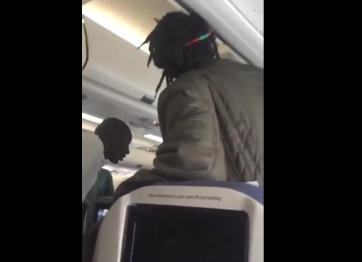 Un sans-papier fait un scandale dans l’avion pour ne pas être expulsé.