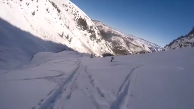 Un skieur se fait surprendre par une falaise