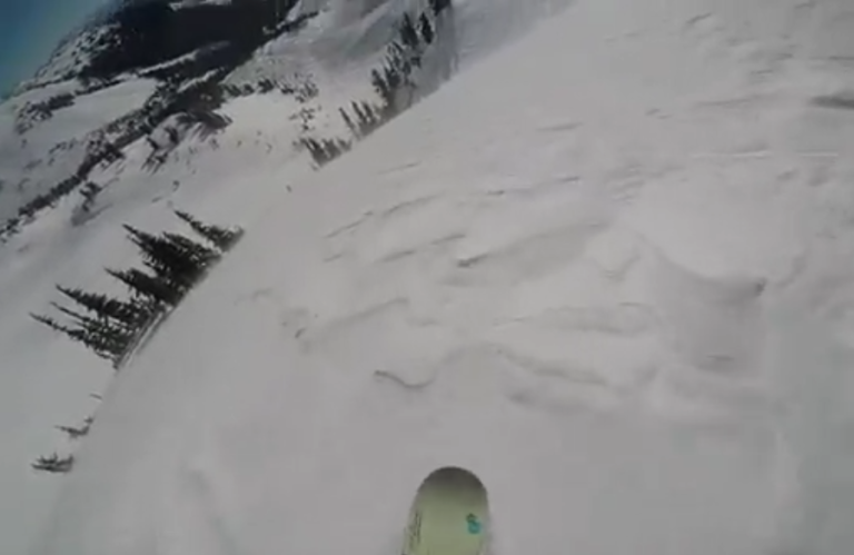 Un snowboardeur emporté dans une avalanche