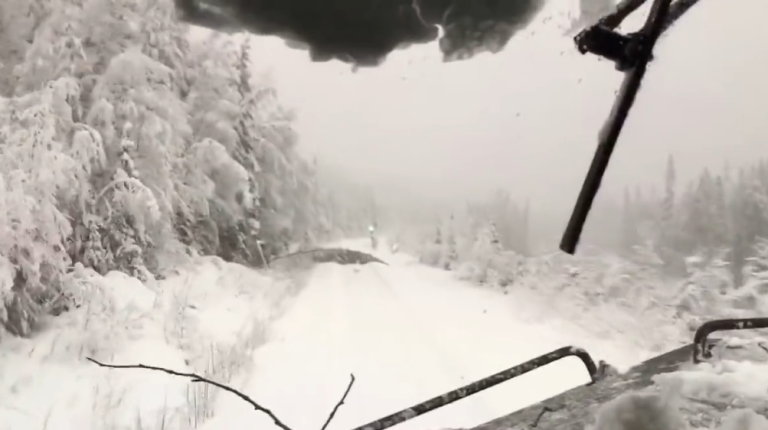 Un train circule après une tempête de neige au Canada.