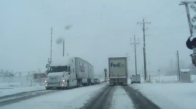 Un train percute la remorque d’un camion