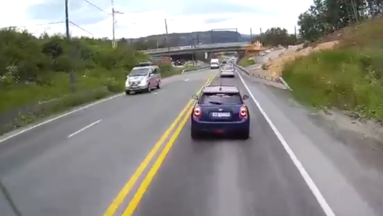 Une Mini Cooper freine devant un camion…