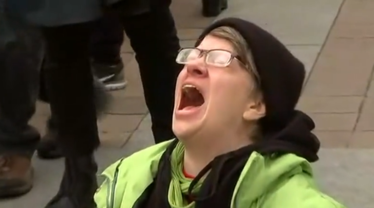 Une femme devient hystérique au moment où Donald Trump est déclaré Président des Etats-Unis