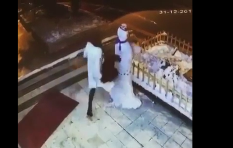Une femme détruit un bonhomme de neige et se fait punir par son karma !
