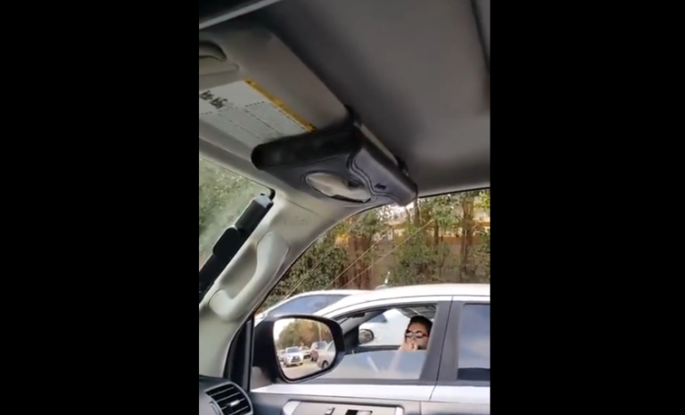 Une femme pète un câble toute seule au volant !