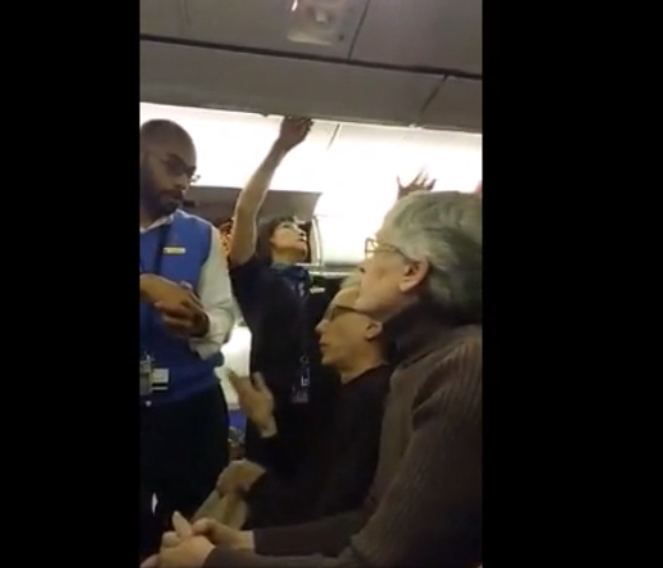 Une femme refuse de s’asseoir à côté d’un partisan de Trump