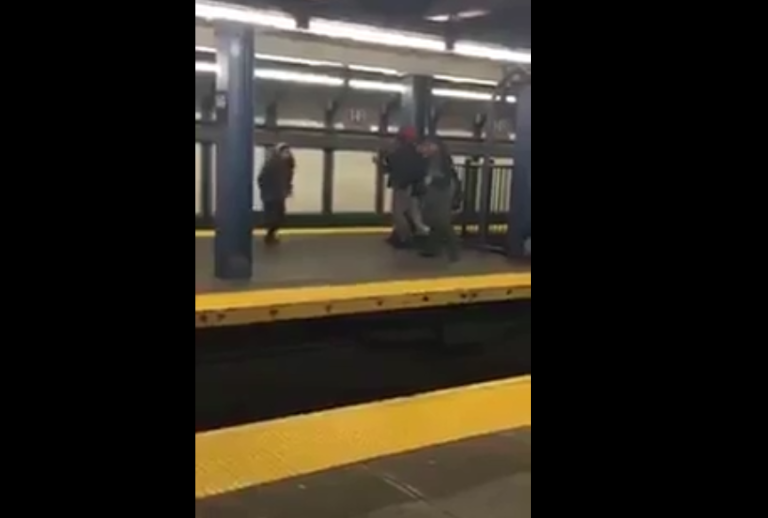 Une femme tente de sauter au-dessus les voies du métro