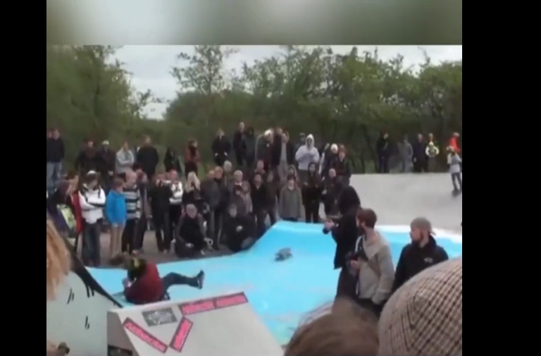 Une fille se prend un skateboard en pleine tête