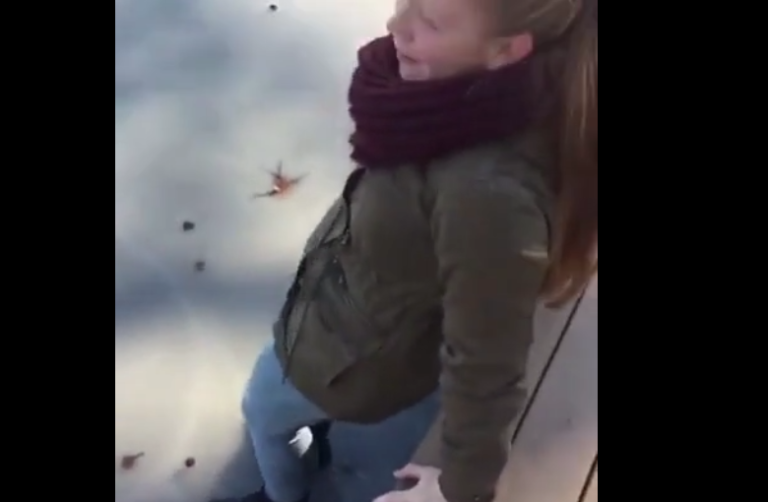 Une jeune blonde tente sa chance sur un lac gelé !