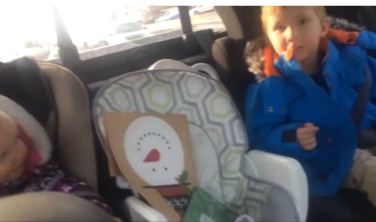 Une petite fille ne répond que par « Fuck » à son grand frère