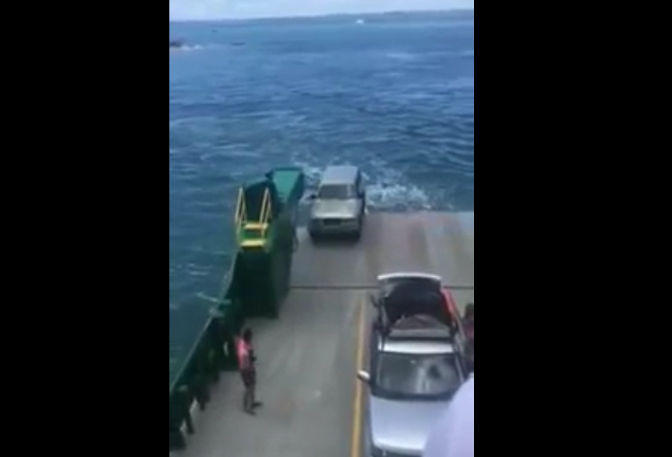 Une voiture tombe d&rsquo;un ferry