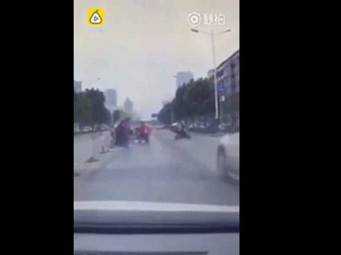 Elle fait semblant de se faire renverser pour arnaquer les assurances