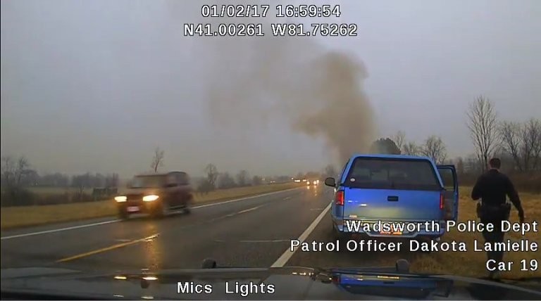 Un officier de police sauve une vieille dame de son véhicule