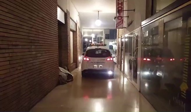 Des policiers municipaux en voiture se chargent de réveiller des SDF.