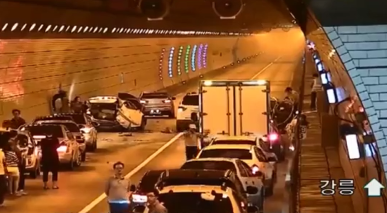 Accident dans un tunnel, les automobilistes s&rsquo;organisent…