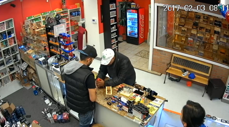 Une famille se bat contre un homme armé qui s’apprêtait à piller leur magasin !