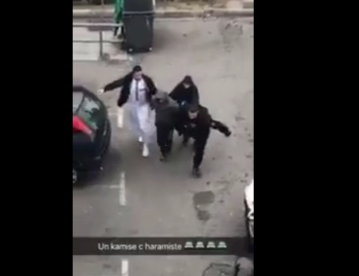 Deux policiers enfilent un kamis et un jilbab pour une interception