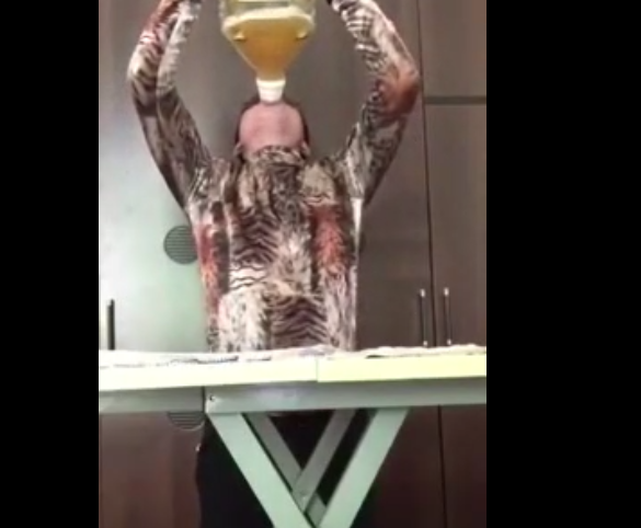 Il dévoile son astuce pour boire 6 bières en même temps