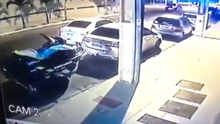 Il fait la grosse erreur de laisser son jetski attaché à sa voiture…