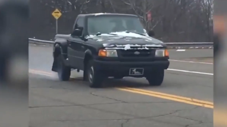 Il passe la marche arrière à plus de 60 km/h