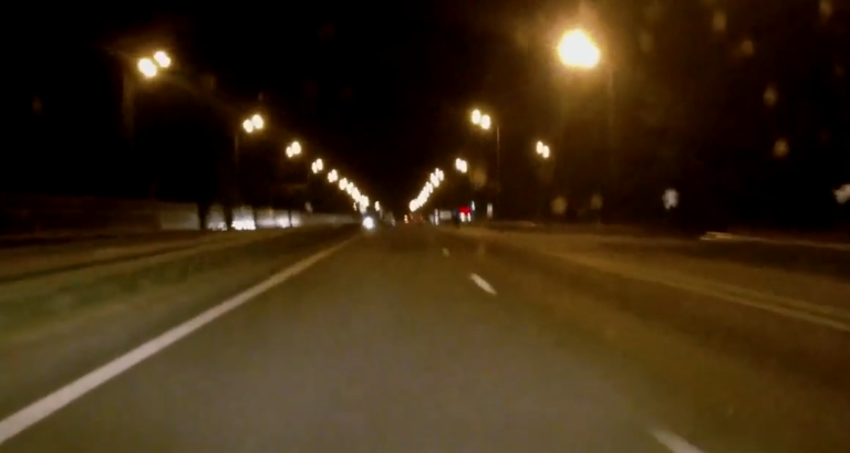 Il roule à 150 kmh en pleine nuit et il va avoir une mauvaise surprise !!