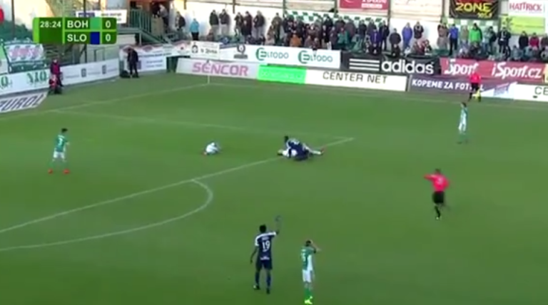 Il sauve la vie du gardien adverse en l’empêchant d’avaler sa langue