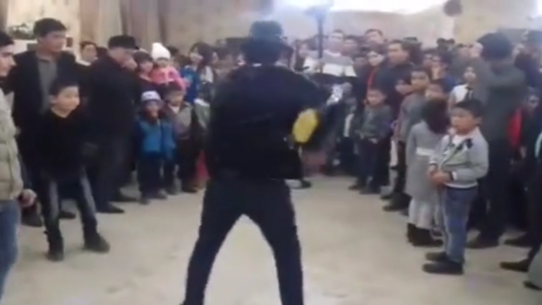 Il veut impressionner tout le monde pendant une démo de danse… Et c’est le drame !