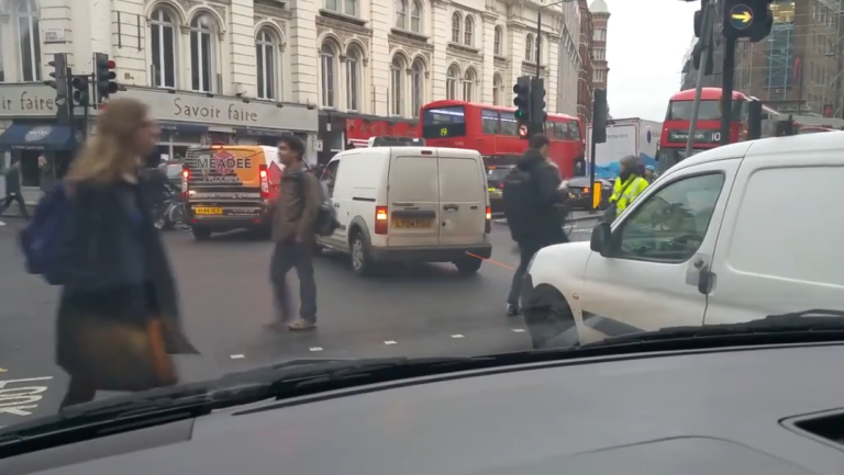 Quand des piétons ne voient pas une corde de remorquage…
