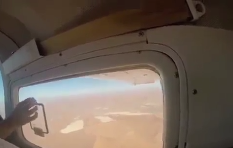 Quand régis prend une photo dans un avion !