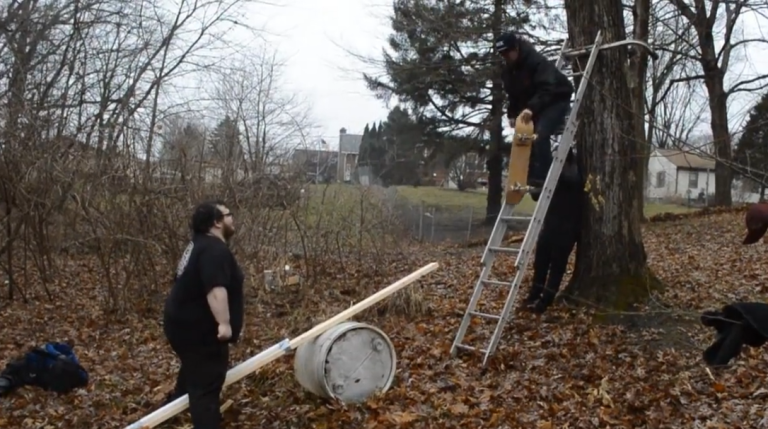 Un abruti se prend volontairement des coups dans les testicules !