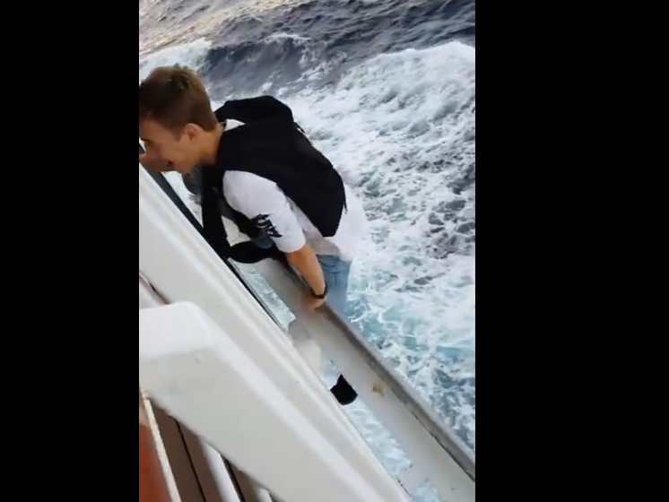 Un ado sur un paquebot suspendu au-dessus de l&rsquo;eau