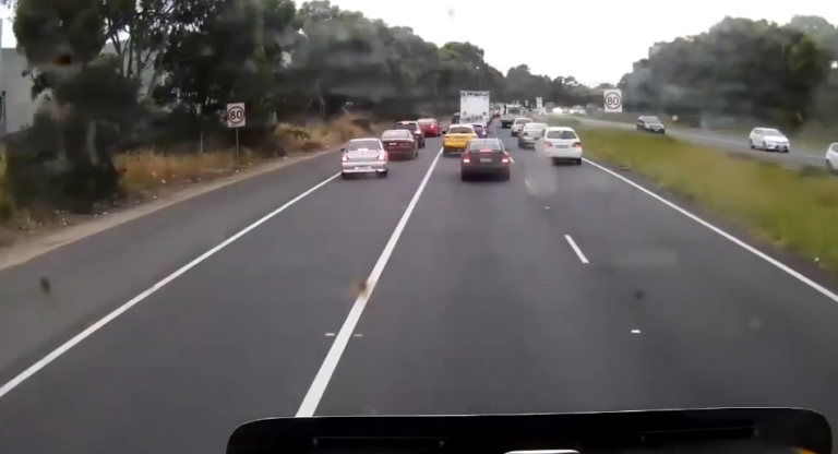 Un automobiliste fait le forcing pour s’insérer dans les bouchons…