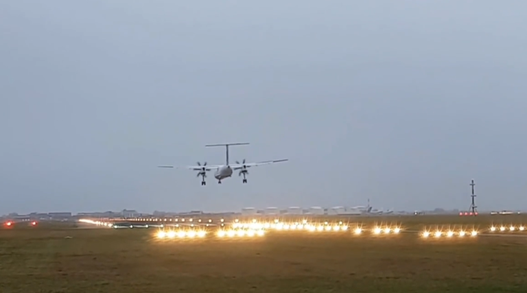 Un avion casse son train d’atterrissage et termine sur l’aile