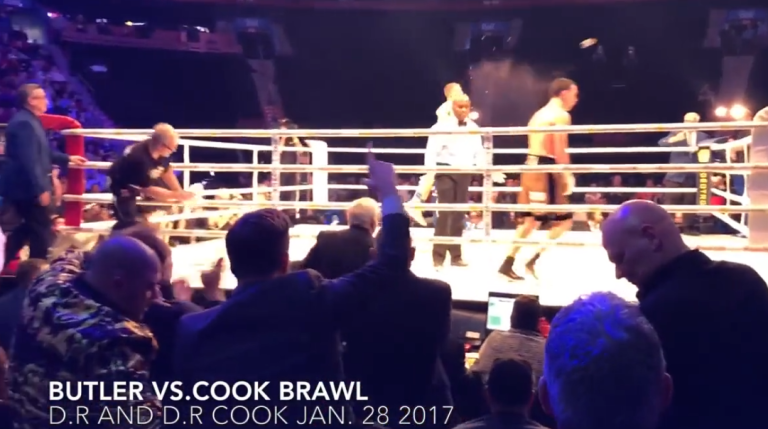 Un boxeur se prend un seau de glace en pleine tête