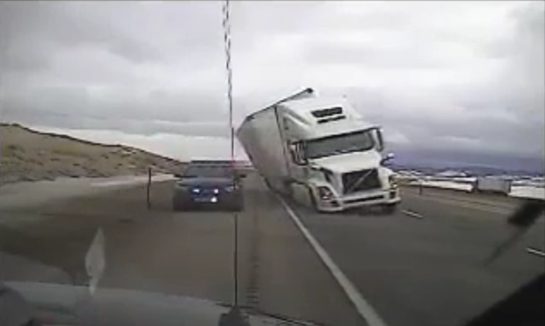 Un camion s’écrase sur une voiture de police à cause d’une rafale