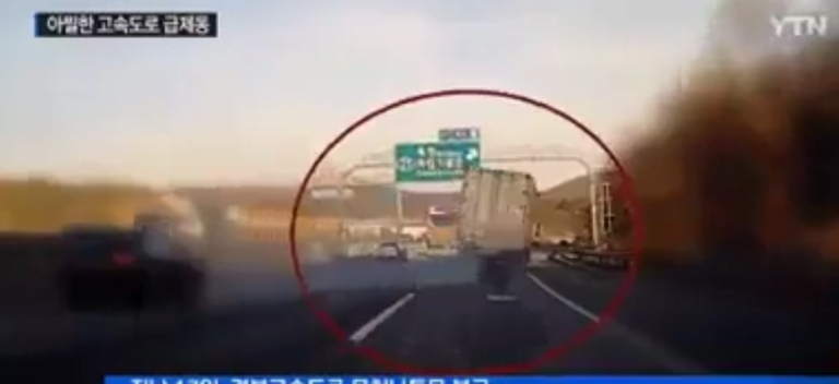 Un chauffeur perd le contrôle de son camion et se retrouve sur deux roues