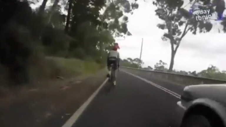 Un cycliste craque contre un automobiliste qui l’a doublé de trop près !