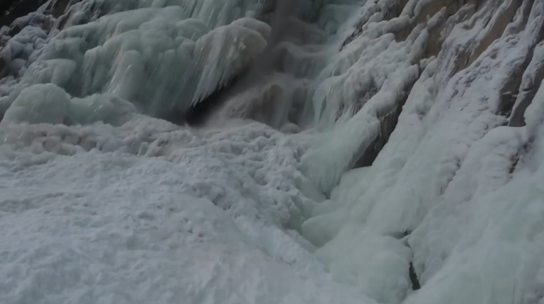 Un effondrement massif en cascade de glace !