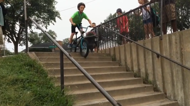 Un enfant descend des escaliers en VTT et ce n’était pas une bonne idée !