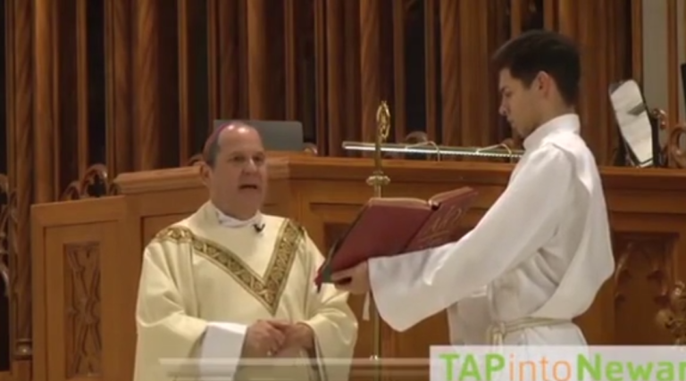 Un homme frappe un évêque en pleine messe