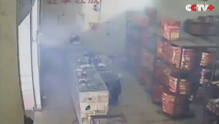 Un homme ivre met le feu à une boutique de feux d’artifice