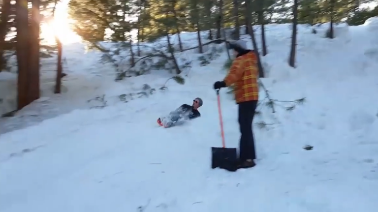 Un homme se prend un arbre en faisant une descente en luge