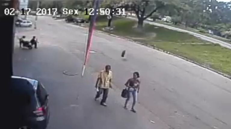 Un homme se prend une roue dans la tête