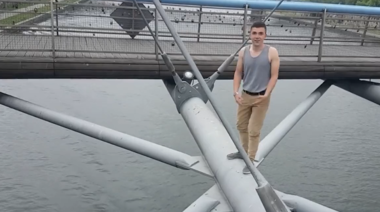 Un jeune s’amuse dangereusement sur un pont et finit par tomber !