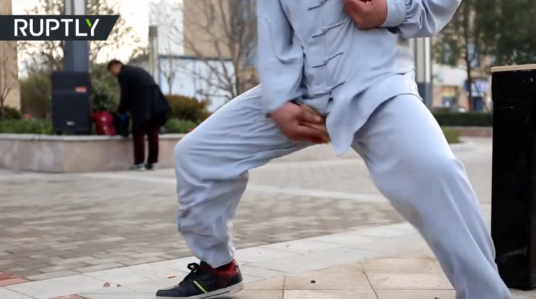 Un maitre Kung Fu réalise une démonstration pour avoir des couilles en béton !