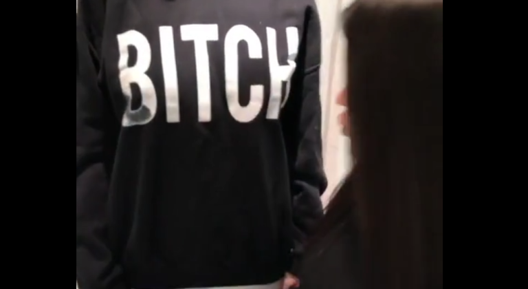 Un mannequin russe nous montre comment reconnaitre reconnaitre une fausse poitrine !