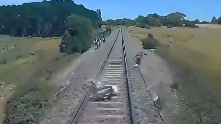 Un motard coincé sur les rails tente de sauver sa moto