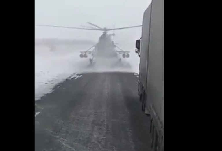Un pilote d’hélicoptère se pose sur la route pour demander sa route ?!?