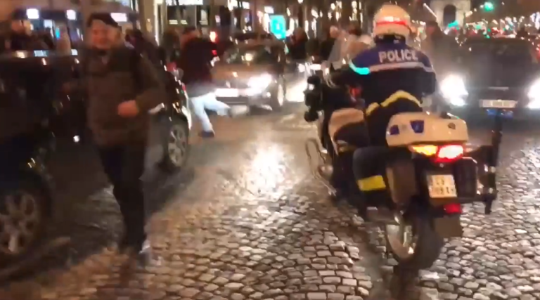 Un policier gaze des fans du PSG qui font la fête à Paris